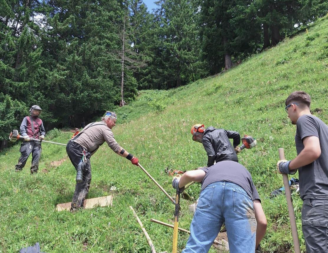 Lernende arbeiten am Sozialprojekt im Simmental