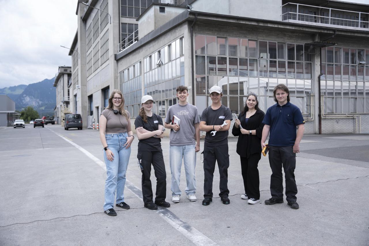 Lernende vor Halle in Thun