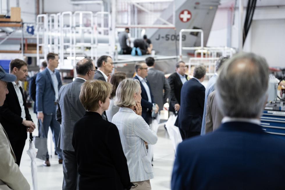 Besuchende des SiK-S bei RUAG in Emmen